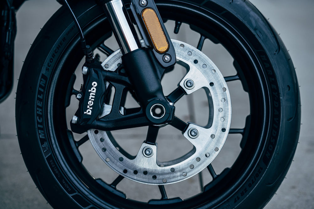 Bon dosage, bon freinage : vous pouvez compter sur les Brembo de 330 millimètres avec étriers à quatre pistons.